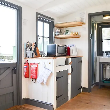 Jamies Shepherds Hut - Uk43566 * Bowness-on-Solway